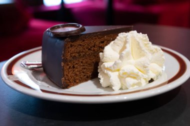 Avusturya kaynaklı kayısı reçelli ünlü Sachertorte çikolatalı keki Viyana 'daki geleneksel kafede servis edilir.