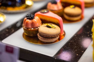 Avusturya tatlıları, Viyana 'daki kafede sergilenen farklı çikolata ve meyveli kekler.