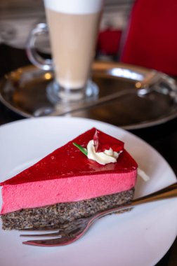 Avusturya menşeli ahududu kremalı ünlü haşhaşlı kek ve Viyana 'daki eski klasik kafe restoranında krem şanti ve kahve ile servis ediliyor.