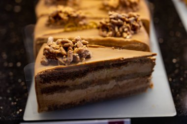 Avusturya tatlıları, Viyana 'daki kafede sergilenen farklı çikolata ve meyveli kekler.