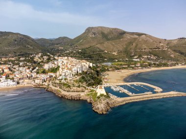 Tyrhenien deniz kıyısındaki Sperlonga köyünde kumlu plajları ve küçük beyaz evleri olan bir tatil beldesi.