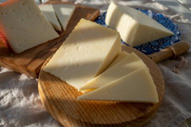 İspanyol sert manchegosu, inek, koyun ve keçi peyniri sabah güneş ışığı altında servis edilir.