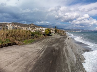 Torrox Costa, Costa del Sol 'daki kıyı şeridinde hava panoramik manzarası, Malaga ve Nerja arasındaki küçük turistik kasaba, Endülüs, İspanya. İspanya 'da kış boyunca.
