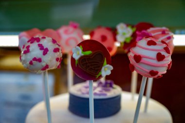 Pastanede yemek tasarımı, düğün ya da mutlu sevgililer günü şekerlemeleri. Çikolata kalpler ve çiçeklerle süslenmiş.