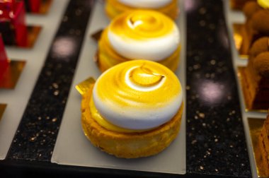 Avusturya tatlıları, Viyana 'daki kafede sergilenen farklı çikolata ve meyveli kekler.