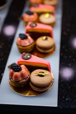 Viyana 'daki geleneksel fırın kafede Avusturya tatlıları, farklı türde çikolatalı ve meyveli kekler.