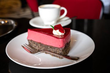 Avusturya menşeli ahududu kremalı ünlü haşhaşlı kek. Viyana 'daki eski klasik kafe restoranında krema ve bir fincan kahveyle servis ediliyor.