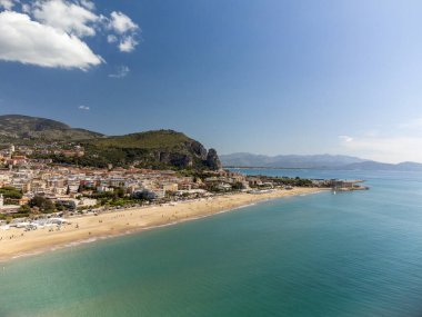 Terracina 'daki hava manzarası, Tyrhenien Denizi' ndeki yazlık tatil beldesi kumlu plajlar, kayalar ve eski evler.
