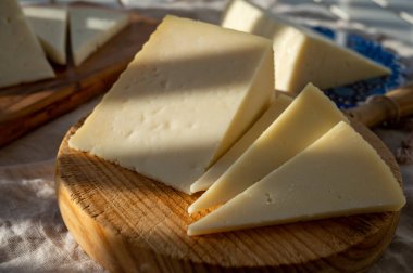 İspanyol sert manchegosu, inek, koyun ve keçi peyniri sabah güneş ışığı altında servis edilir.