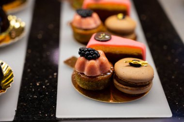 Viyana 'daki geleneksel fırın kafede Avusturya tatlıları, farklı türde çikolatalı ve meyveli kekler.