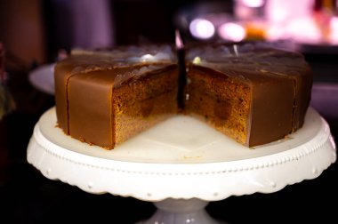 Avusturya kaynaklı kayısı reçelli ünlü Sachertorte çikolatalı keki Viyana 'daki kafede sergilenmektedir.