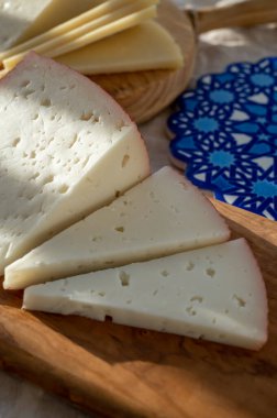 İspanyol sert manchegosu, inek, koyun ve keçi peyniri sabah güneş ışığı altında servis edilir.