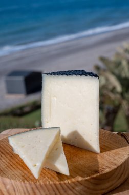 İspanyol sert manchegosu, inek, koyun ve keçi peyniri sabah güneş ışığı altında servis edilir.