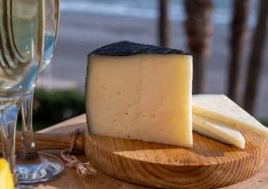 İspanyol sert manchegosu, inek, koyun ve keçi peyniri sabah güneş ışığı altında servis edilir.