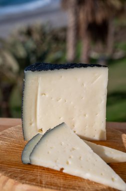 İspanyol sert manchegosu, inek, koyun ve keçi peyniri sabah güneş ışığı altında servis edilir.