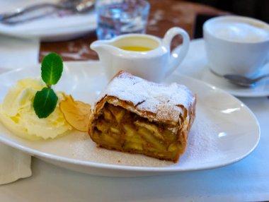 Avusturya tatlısı, krem şantili elmalı turta ve sıcak vanilyalı sos Viyana, Avusturya 'daki eski fırın kafede servis ediliyor.