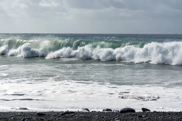 Хвилі Штормовий Зимовий День Чорному Піщаному Пляжі Гавані Тазокорте Острів — стокове фото