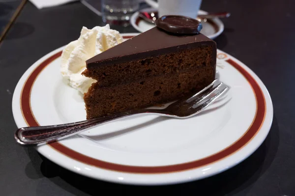 Кусок Знаменитого Шоколадного Торта Sachertorte Абрикосовым Вареньем Австрийского Происхождения Подается — стоковое фото