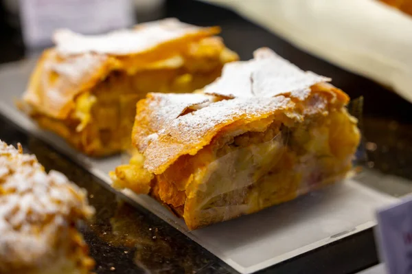 Austrian Desserts Piece Apple Strudel Display Traditional Bakery Cafe Vienna — ストック写真