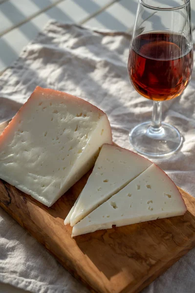 Spanish Hard Manchego Cow Sheep Goat Cheese Served Outdoor Glass —  Fotos de Stock