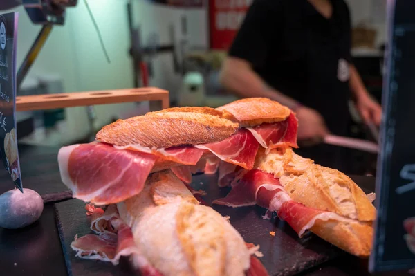 Espanhol Comida Rua Baixo Custo Bocadillo Pão Sanduíche Presunto Curado — Fotografia de Stock