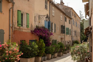 Saint Tropez 'de renkli evler, Akdeniz' de bir köy yat limanı, Provence, Fransa 'da yaz tatili