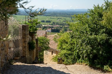Güneşli bir günde ortaçağ binaları, tatil beldeleri, Fransa 'nın Provence kentindeki Chateauneuf-du-pape köyünde ünlü şaraplar.