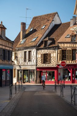 Auxerre 'in eski caddeleri ve evleri, Yonne Nehri' nin ortaçağ şehri, Burgundy 'nin kuzeyi, Fransa