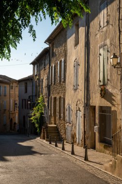 Güneşli bir günde ortaçağ binaları, tatil beldeleri, Fransa 'nın Provence kentindeki Chateauneuf-du-pape köyünde ünlü şaraplar.