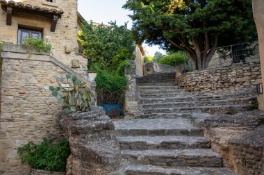 Güneşli bir günde ortaçağ binaları, tatil beldeleri, Fransa 'nın Provence kentindeki Chateauneuf-du-pape köyünde ünlü şaraplar.