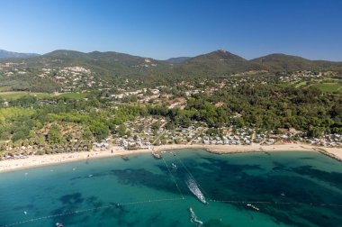 Saint-Tropez Körfezi 'nin mavi suları, yelkenliler, Port Grimaud ve Cogolin' in evleri, Fransa 'nın Provence kentinde yaz tatili