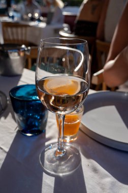 Fransız gurme restoranında gün batımında akşam yemeği. Port Grimaud 'da soğuk gül şarabı, Fransız Riviera, Fransa' da yaz tatili.