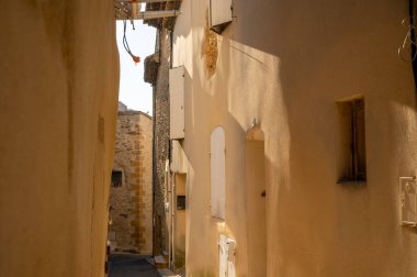 Güneşli bir günde ortaçağ binaları, tatil beldeleri, Fransa 'nın Provence kentindeki Chateauneuf-du-pape köyünde ünlü şaraplar.