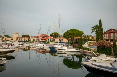 Port Grimaud 'da renkli evler, Akdeniz' de bir köy yat limanı, Provence, Fransa 'da yaz tatili.