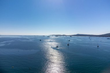 Saint-Tropez Körfezi 'nin mavi suları, yelkenliler, Port Grimaud ve Cogolin' in evleri, Fransa 'nın Provence kentinde yaz tatili