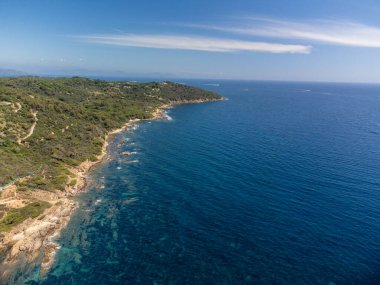 Saint-Tropez yakınlarındaki efsanevi Pampelonne plajı ve mavi deniz manzarası Fransız Rivierası 'nın beyaz kumlu sahillerinde yaz tatili.