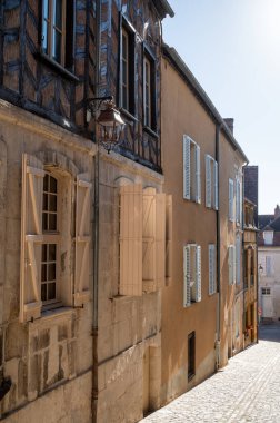 Auxerre 'in eski caddeleri ve evleri, Yonne Nehri' nin ortaçağ şehri, Burgundy 'nin kuzeyi, Fransa