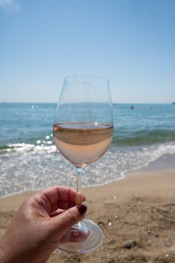 Provence 'den gelen soğuk gül şarabı Fransa' da yaz tatili olan Saint-Tropez yakınlarındaki Plage de Pampelonne plajında servis edildi.