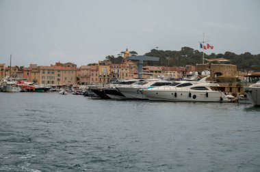 Saint Tropez Limanı 'nda renkli evler ve yatlar, Akdeniz' de bir köy yat limanı, Provence, Fransa 'da yaz tatili.