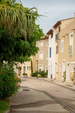 Port Grimaud 'da renkli evler, Akdeniz' de bir köy yat limanı, Provence, Fransa 'da yaz tatili.
