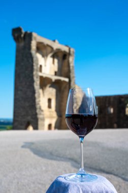 Fransa 'nın Beaujolais bölgesinin güneyinde sarı taştan evler bulunan Pierres Dores bölgesindeki şarap imalatçısının kırmızı şarabını tatmak.