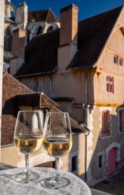 Arka planda eski Fransız evleri, Burgundy, şarap turu olan beyaz büyük cru sınıfı Chablis şarabı tatmak Fransa 'dır.