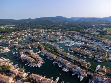 Saint-Tropez Körfezi 'nin mavi suları, yelkenliler, Port Grimaud ve Cogolin' in evleri, Fransa 'nın Provence kentinde yaz tatili