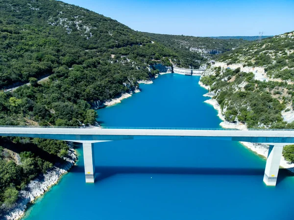 Aerial View Blue Lake Sainte Croix Verdon Bridge Forest Cliffs — Fotografia de Stock