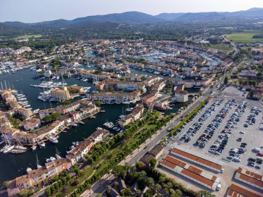 Saint-Tropez Körfezi 'nin mavi suları, yelkenliler, Port Grimaud ve Cogolin' in evleri, Fransa 'nın Provence kentinde yaz tatili