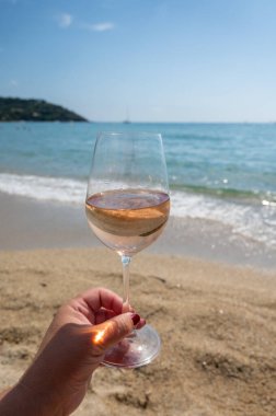 Provence 'den gelen soğuk gül şarabı Fransa' da yaz tatili olan Saint-Tropez yakınlarındaki Plage de Pampelonne plajında servis edildi.