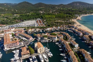 Saint-Tropez Körfezi 'nin mavi suları, yelkenliler, Port Grimaud ve Cogolin' in evleri, Fransa 'nın Provence kentinde yaz tatili