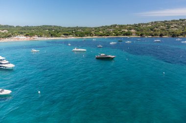 Saint-Tropez yakınlarındaki efsanevi Pampelonne plajı ve mavi deniz manzarası Fransız Rivierası 'nın beyaz kumlu sahillerinde yaz tatili.