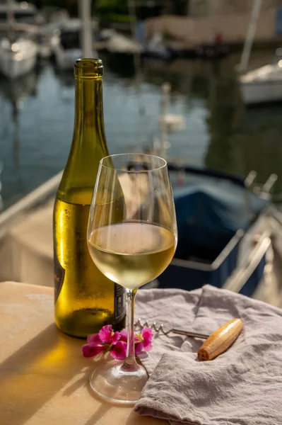 Drinking Cold White Wine View Yacht Harbour Port Grimaud Summer — Stock fotografie