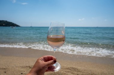 Provence 'den gelen soğuk gül şarabı Fransa' da yaz tatili olan Saint-Tropez yakınlarındaki Plage de Pampelonne plajında servis edildi.